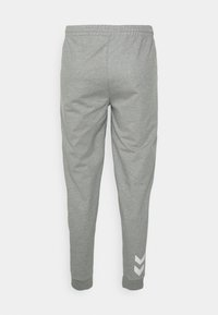 Ljusgrå sweatpants med elastisk midja, avsmalnande ben, manschetter vid anklarna och två vita chevronränder nära höger vrist.