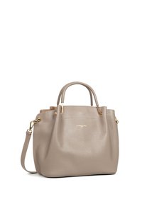 Sac à main en cuir gris clair avec deux poignées supérieures, bandoulière amovible, finition texturée, quincaillerie dorée et détail de logo embossé.