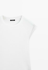 T-shirt blanc à manches courtes et col rond avec une étiquette noire à l'intérieur du col portant l'inscription "Massimo Dutti".