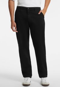 Schwarze Baumwollhosen mit geradem Bein, ausgestattet mit einem Knopfverschluss, Seitentaschen und einer einfachen, glatten Textur.