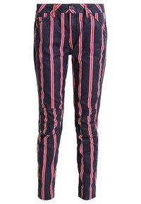 Pantalon bleu marine avec des rayures verticales rouges et blanches, poches avant, passants de ceinture, bouton et détails de panneaux aux genoux.