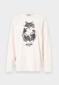 Λευκό φούτερ Moschino με απεικόνιση μαύρης και άσπρης γάτας που φορά γυαλιά και φιόγκο, με το κείμενο "Moschino Jeans" από κάτω.