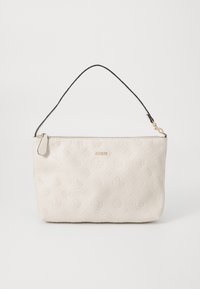 Clutch en simili cuir blanc texturé avec motif de logo en relief, poignée noire, quincaillerie dorée et fermeture éclair. Mesure environ taille moyenne.