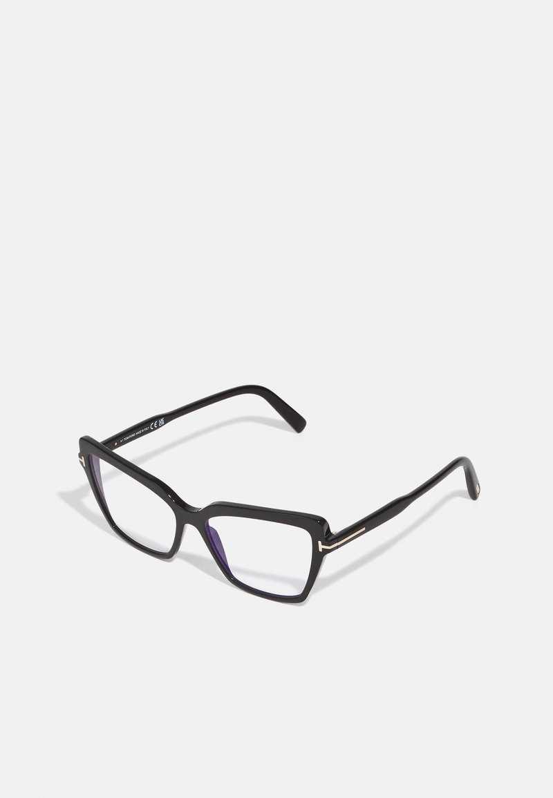 Gafas rectangulares negras con una parte superior plana, con lentes de tono púrpura y acentos metálicos mínimos en las patillas. Montura de plástico suave.