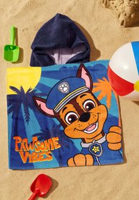 Asciugamano da spiaggia con cappuccio che presenta un cane cartonato in uniforme di polizia, colori vivaci, design con palma e testo "PAWSOME VIBES." Texture morbida.