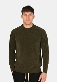 Maglione verde oliva scuro con scollo rotondo, maniche lunghe, polsini e orlo a coste; texture liscia e design minimalista.