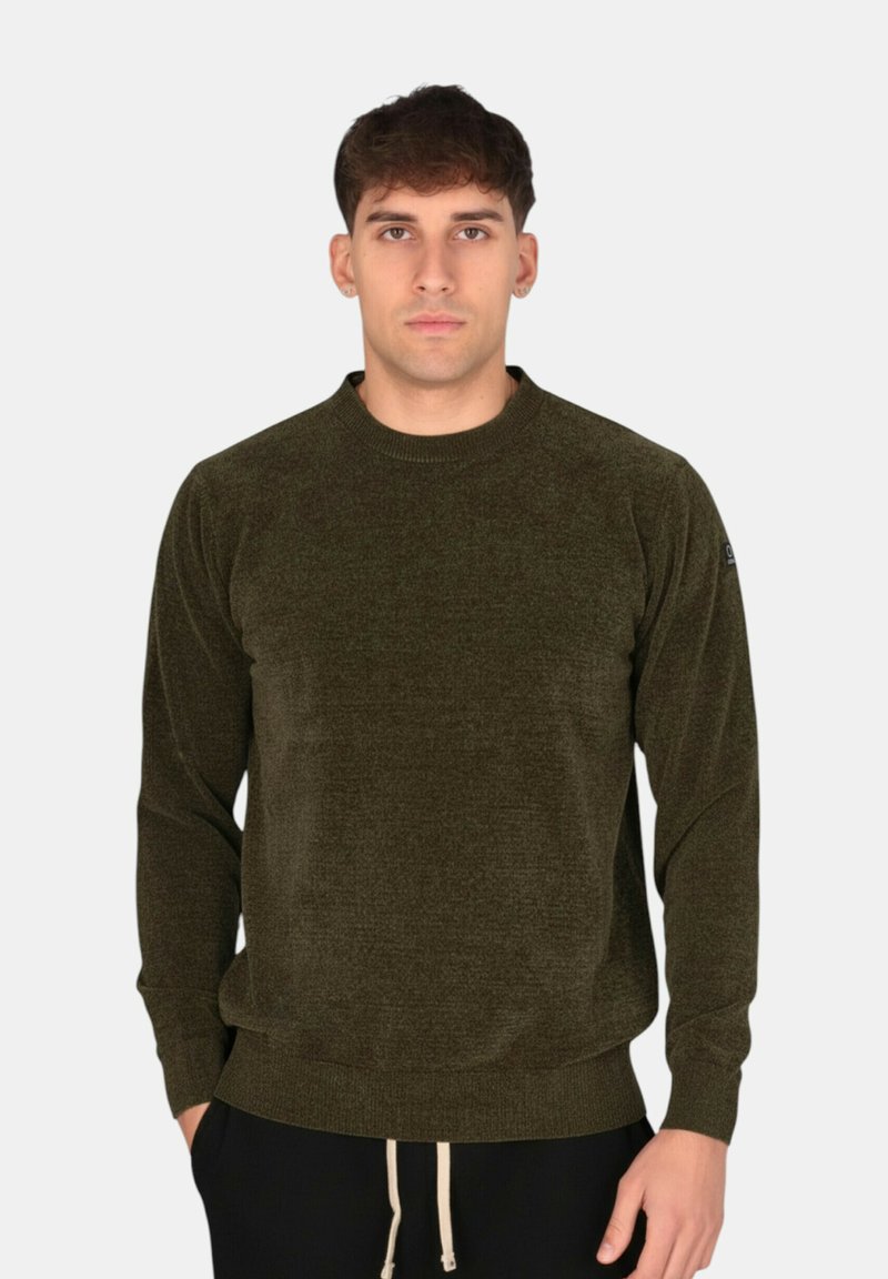 Maglione verde oliva scuro con scollo rotondo, maniche lunghe, polsini e orlo a coste; texture liscia e design minimalista.