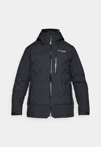 Crna izolirana jakna s kapuljačom, s prednjim zatvaračem, kviltanom teksturom i zatvorenim džepom na grudima. Materijal je vodootporan.