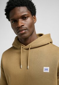 Lee LONG SLEEVE - RELAXED FIT - Jersey con capucha - dark khaki