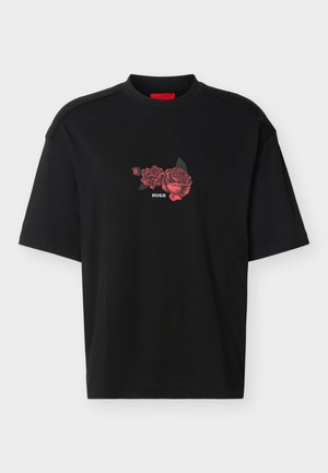 Zwart T-shirt met korte mouwen, voorzien van een klein rood rozenmotief en de tekst "HUGO" gedrukt in het midden van de borst.