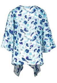 Lätt, kortärmad topp med ett leopardmönster i blått och aqua. Har en asymmetrisk fåll och en rund halsringning, med en mjuk textur.