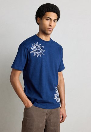 EMBROIDERED MULTI ARTWORK RELAXED FIT - T-shirt print - pageant blue