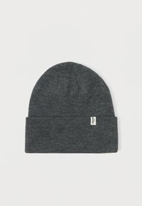 Πλεκτό γκρι καπέλο beanie με διπλωμένη περιφέρεια, φτιαγμένο από μαλακό υλικό. Διαθέτει μια μικρή ετικέτα στο πλάι, που δείχνει το όνομα και το λογότυπο της μάρκας.
