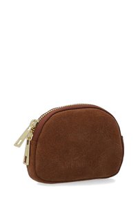 Brązowy zamszowy portfel na monety z złotymi zamkami błyskawicznymi, zaokrąglony design i subtelne logo wytłoczone z przodu. Miękka tekstura i kompaktowy kształt.
