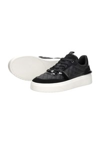 Zwarte sneakers met een quilted textuur, glanzende accenten, witte rubberen zool en zwarte veters. Rond toe en platformontwerp.