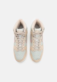 Höga sneakers med ljusbeige läder och pastellblå detaljer. Funktioner inkluderar perforerad tå, snörning och vadderad krage.