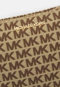MICHAEL Michael Kors POUCHETTE - Käekott - beige/ebony