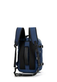 Námořnický modrý batoh s polstrovanými síťovými popruhy, zipovými kapsami a nastavovacími sponami. Vyrobeno z odolného, voděodolného materiálu.