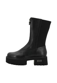 Czarne skórzane botki do połowy łydki z masywną podeszwą, bocznym zamkiem błyskawicznym, elastycznym paneliem z tyłu oraz metalowym logo "CULT" na podeszwie.