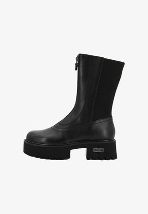 Czarne skórzane botki do połowy łydki z masywną podeszwą, bocznym zamkiem błyskawicznym, elastycznym paneliem z tyłu oraz metalowym logo "CULT" na podeszwie.