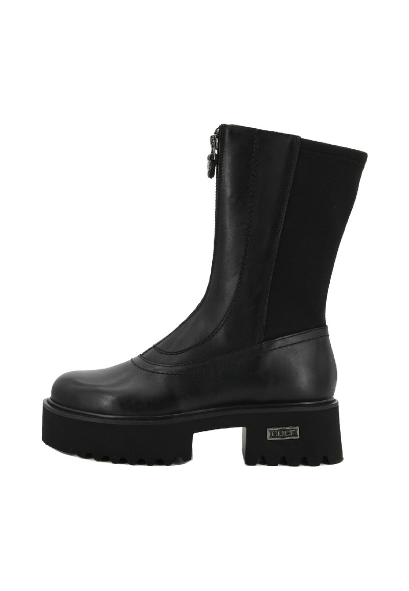 Czarne skórzane botki do połowy łydki z masywną podeszwą, bocznym zamkiem błyskawicznym, elastycznym paneliem z tyłu oraz metalowym logo "CULT" na podeszwie.