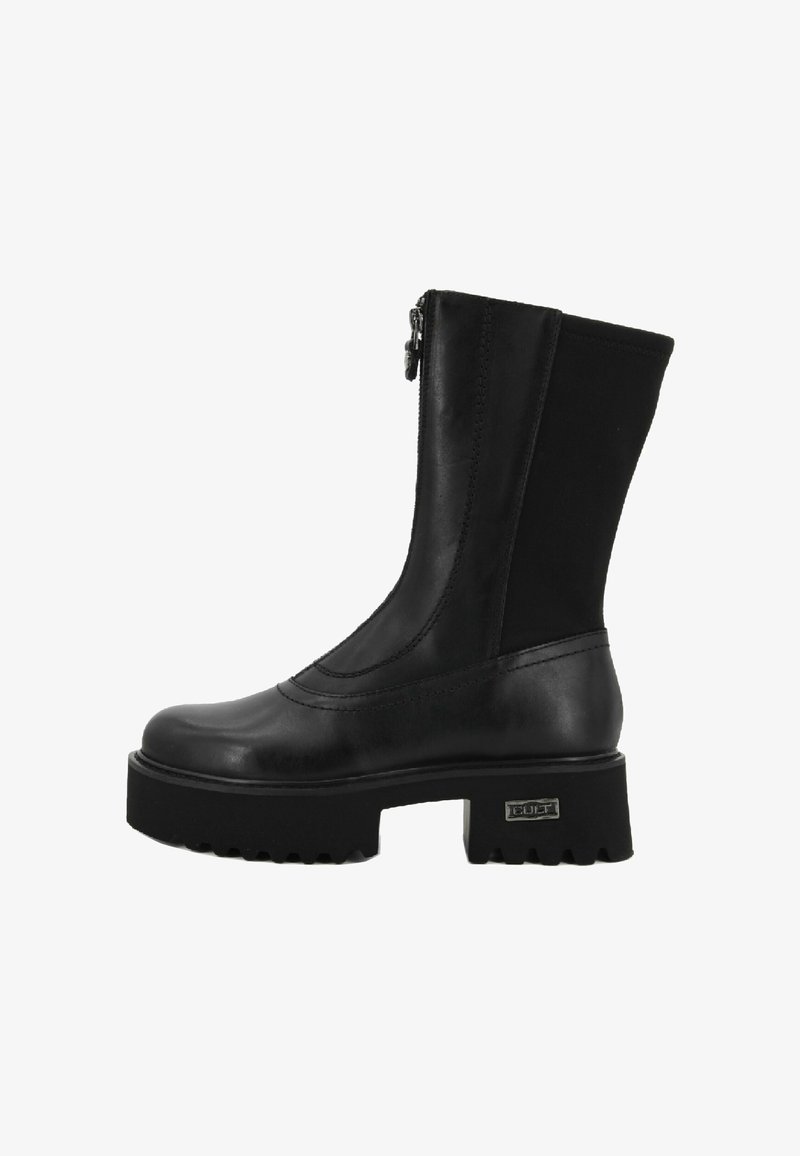 Czarne skórzane botki do połowy łydki z masywną podeszwą, bocznym zamkiem błyskawicznym, elastycznym paneliem z tyłu oraz metalowym logo "CULT" na podeszwie.