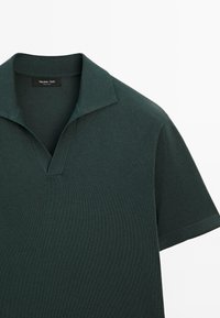 Tmavě zelené polo tričko s krátkým rukávem, měkkým límcem a otevřeným zapínáním, s štítkem Massimo Dutti uvnitř výstřihu.
