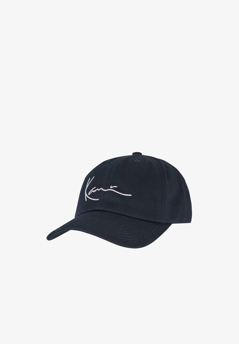Sötétkék sapka ívelt napellenzővel, textilből készült, elől fehér hímzett logóval és hat szellőzőlyukkal.