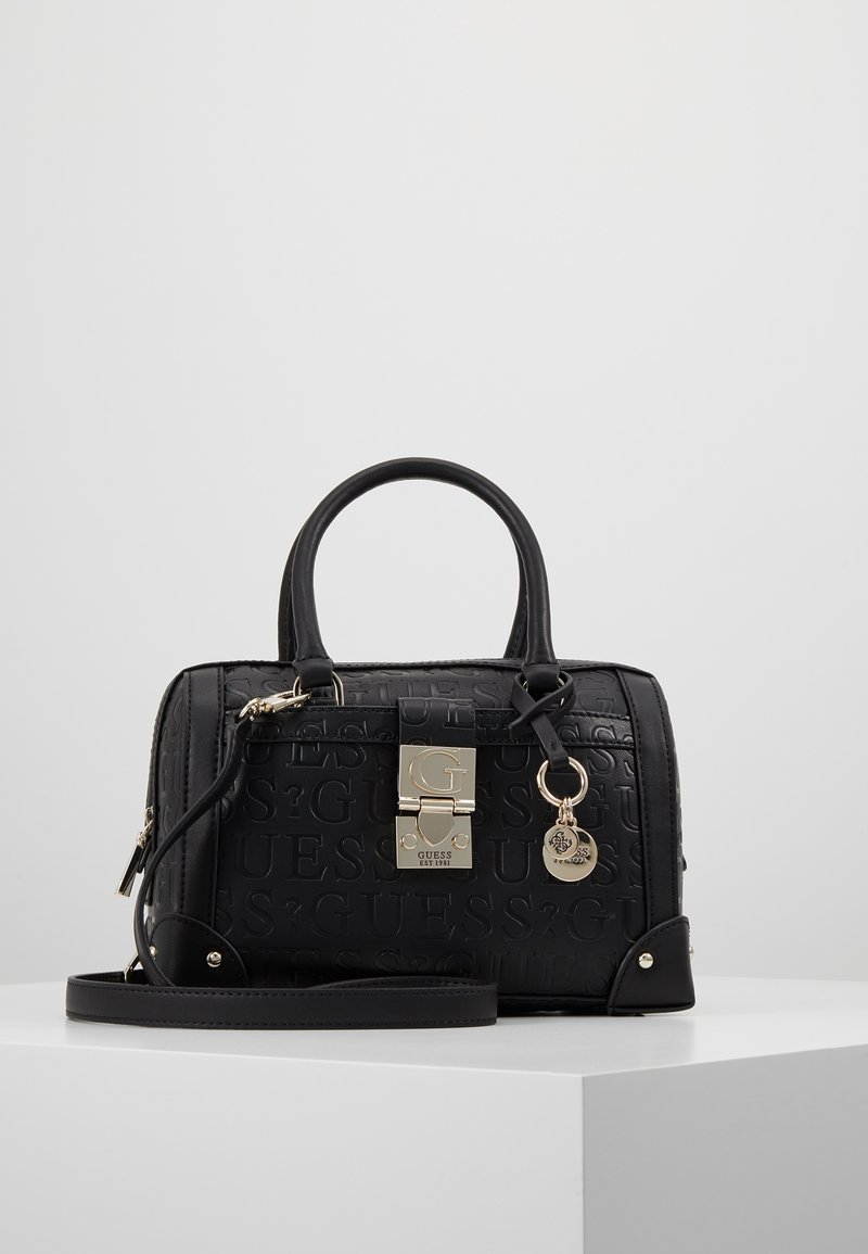 Zwarte handtas met reliëflogo-patroon, goudkleurige hardware, een bovenhandvat en een afneembare schouderriem. Bevat een sluiting met haak.