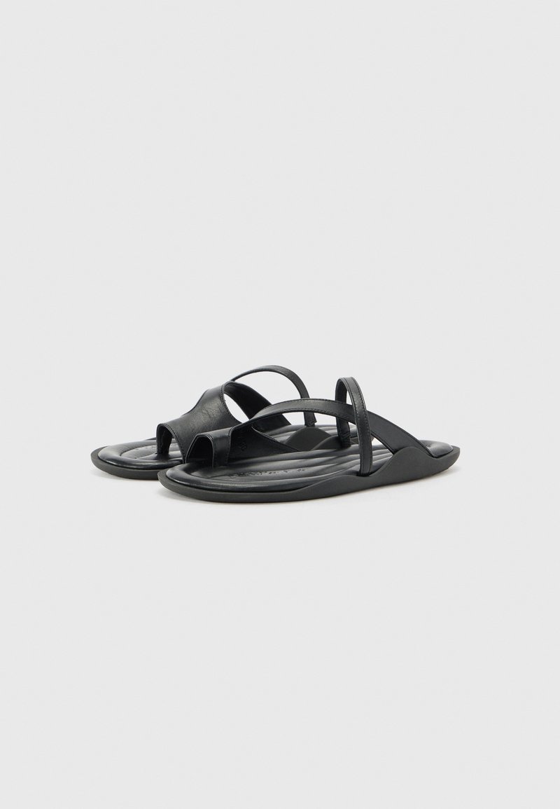 Chanclas negras de diseño minimalista. Fabricadas con material suave, presentan dos correas cruzadas y una plantilla contorneada.