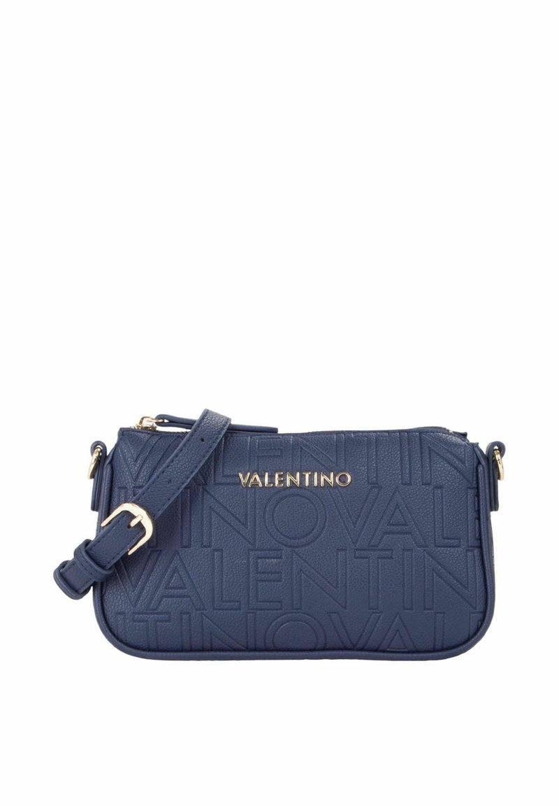 Blaue Leder-Umhängetasche mit geprägtem "VALENTINO"-Logo, goldfarbenen Beschlägen, verstellbarem Riemen und Reißverschluss. Rechteckige Form mit strukturierter Oberfläche.
