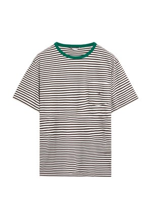 Camiseta a rayas en blanco y marrón con un cuello redondo verde. Presenta mangas cortas y un bolsillo en el pecho con un pequeño detalle de logo.