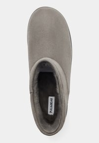 Botte en daim gris avec une doublure intérieure douce et moelleuse, bout arrondi, et un design simple avec une étiquette visible à l'intérieur.