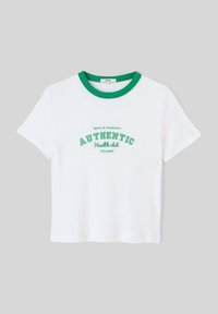 T-shirt en coton blanc avec col côtelé vert, arborant un design imprimé incluant "Sport & Outdoors", "AUTHENTIC" et "Health Club".