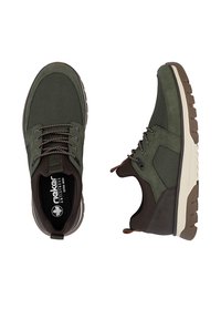 Gröna mocka- och meshsneakers med bruna accenter, som har silvriga snören, en texturerad yta och en lätt gummisul.