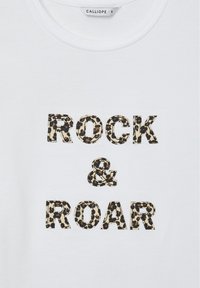 T-shirt in cotone bianco con la scritta "ROCK & ROAR" in lettere a stampa leopardata. Collo a giro e maniche corte, texture morbida e design casual.