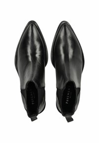 Bottes noires en cuir, à cheville, avec un bout pointu, des panneaux latéraux élastiques et une languette à l'arrière. Texture lisse, design minimaliste.