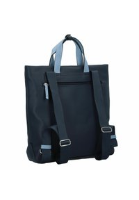 Mochila azul marino hecha de material texturizado, con dos asas de color azul claro y correas ajustables, y un bolsillo con cremallera en la parte posterior.