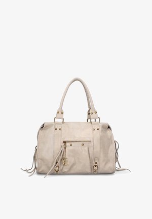 Beige Lederhandtasche mit doppelten Griffen, vorderer Reißverschlusstasche, goldenen Nieten, dekorativen Quasten und einem goldenen Schlüsselanhänger.