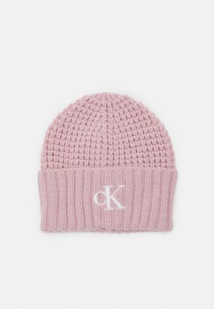 Bonnet tricoté rose doux avec revers côtelé et broderie du logo "cK" blanc au centre avant.
