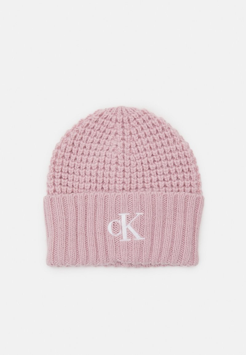 Bonnet tricoté rose doux avec revers côtelé et broderie du logo "cK" blanc au centre avant.