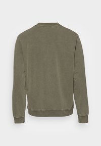 Sudadera verde oliva, hecha de tejido suave, con cuello redondo, mangas largas y puños acanalados, de textura lisa y sencilla.