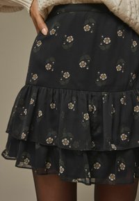 Laura Ashley BEAUCHAMP DAISY- REGULAR FIT - Trapecinis sijonas - black