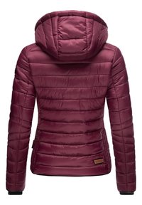 Bordo pufasta jakna s kapuljačom, s karakterističnim kvadratnim šavovima, glatkom teksturom i malim brendiranim akcentom blizu rubova.
