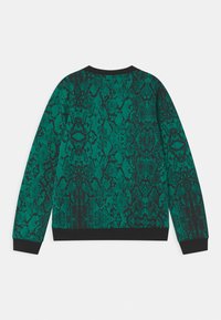 Sudadera verde con estampado de piel de serpiente negra, puños y dobladillo acanalados. El diseño resalta una apariencia texturizada en toda la prenda.