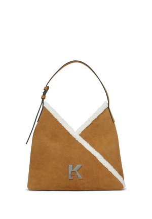 Sac à main en daim marron avec une garniture en shearling blanc disposée en motif diagonal et une unique anse, arborant un logo en forme de lettre K argentée sur le devant.