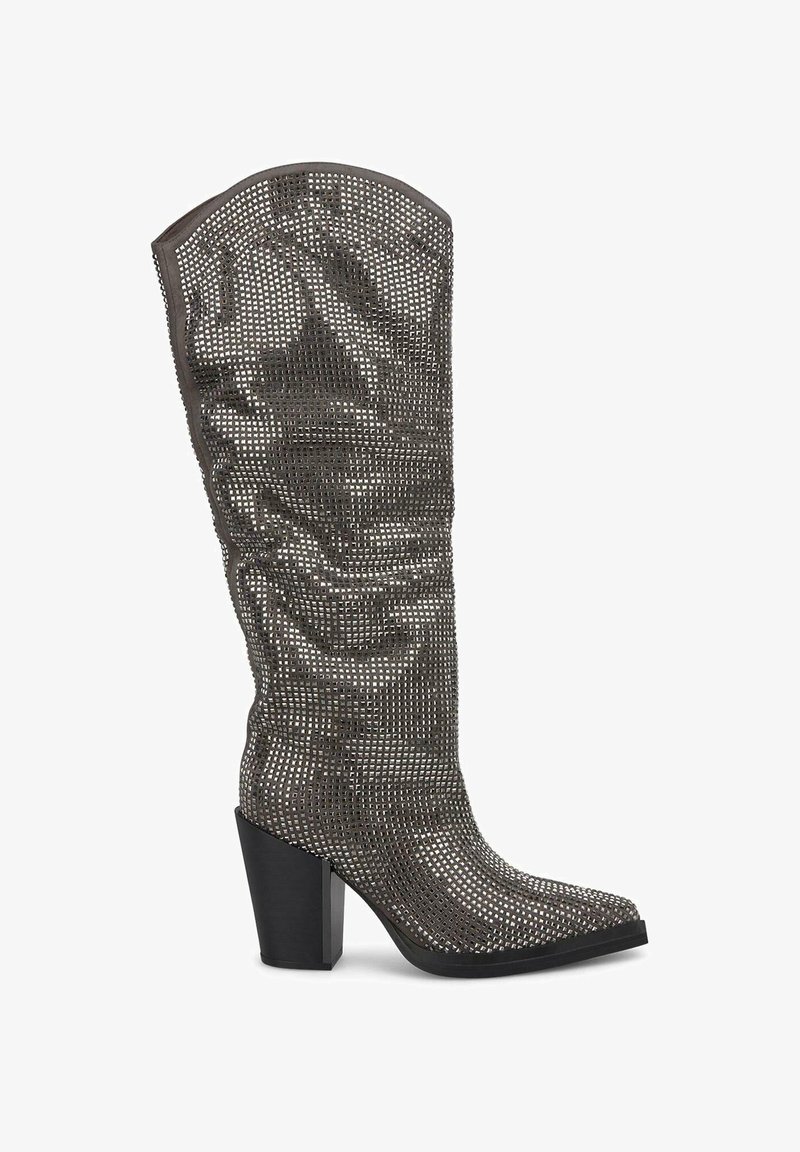 Metallisk grå knähög boot med en texturerad vävd design och en kraftig svart klack. Har en spetsig tå och ett slokigt skaft.