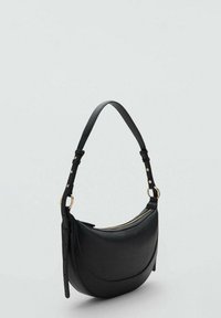 Bolso de hombro de cuero negro con forma curva, herrajes en tono dorado, correa ajustable y superficie texturizada. Cierre de cremallera en la parte superior.