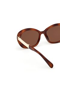 Hnědé acetátové sluneční brýle s hladkým oválným tvarem, gradientní hnědé čočky a zlatým akcentem na spánku. Elegantní a lehký design.
