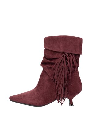 Bordeauxroter Wildleder-Stiefelette mit spitz zulaufender Zehenpartie, locker sitzendem Obermaterial und Fransen-Detail. Verfügt über einen niedrigen, geschwungenen Absatz und eine weiche Textur.